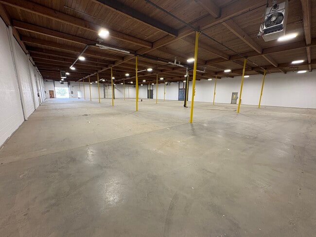 Plus de détails pour 14635 121A Av NW, Edmonton, AB - Industriel à vendre