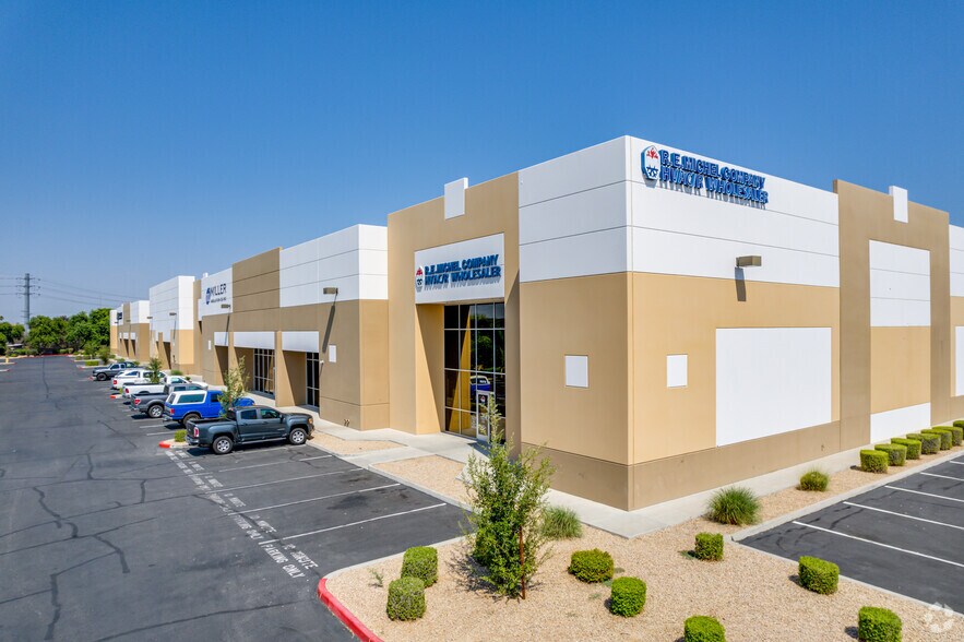 9040 W Larkspur Dr, Peoria, AZ for lease - Primary Photo - Image 3 of 3