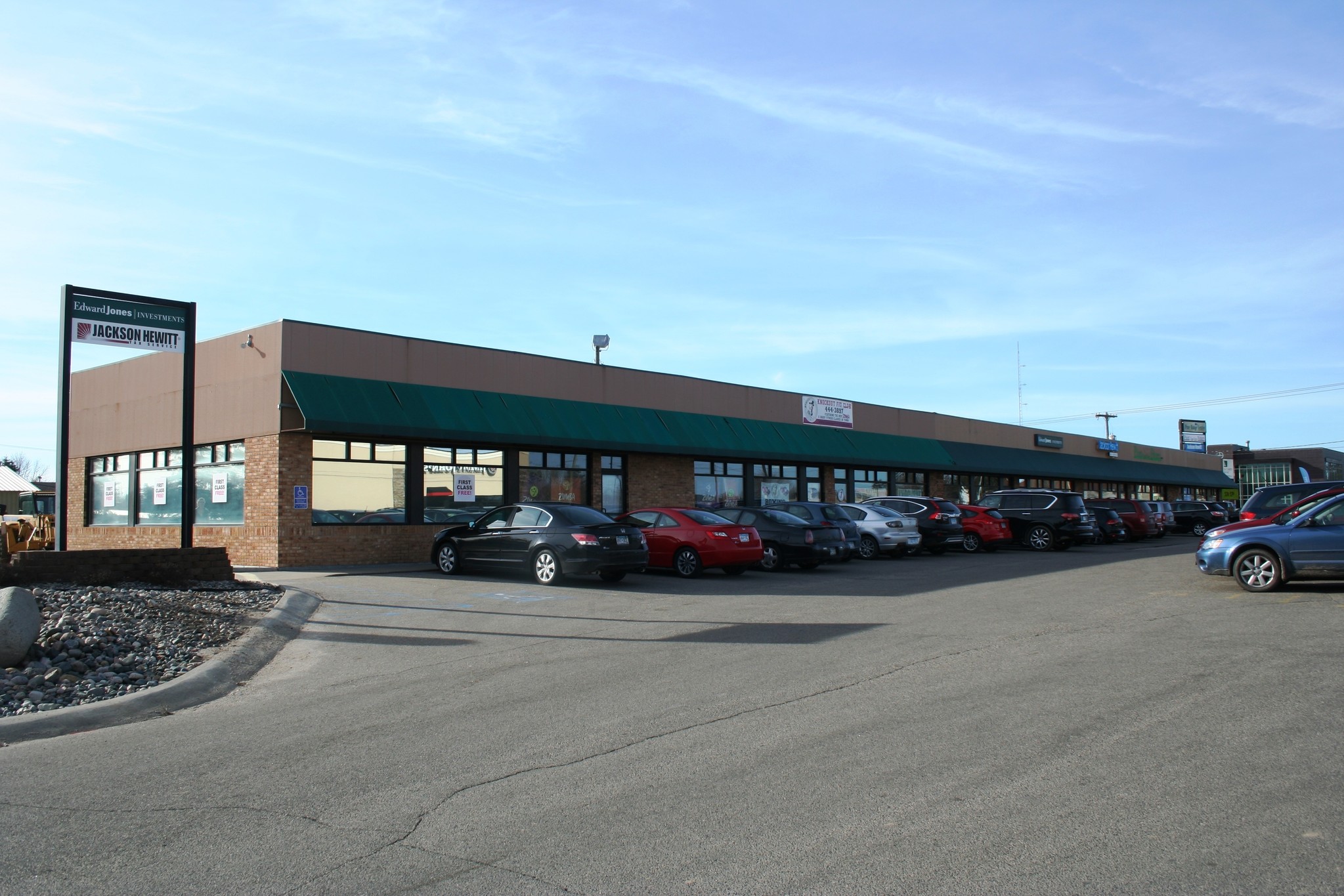 Retail in Worthington, MN for sale Primary Photo- Image 1 of 1