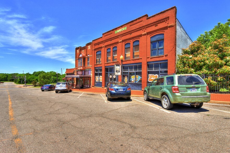 324 W Oklahoma Ave, Guthrie, OK for lease - Building Photo - Image 2 of 15