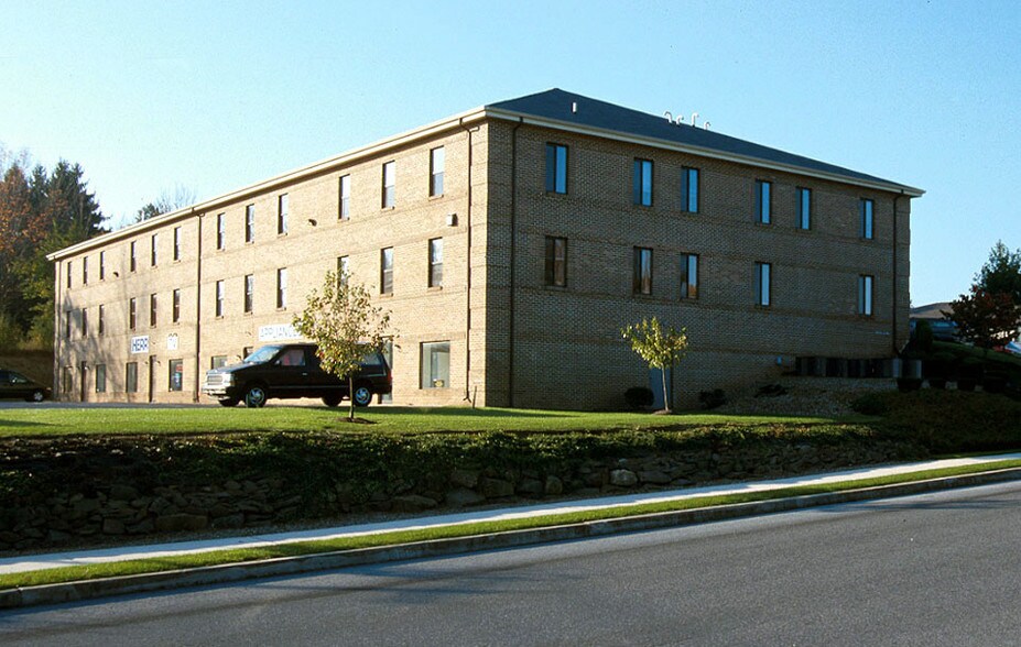 5351 Jaycee Ave, Harrisburg, PA for lease - Primary Photo - Image 2 of 10