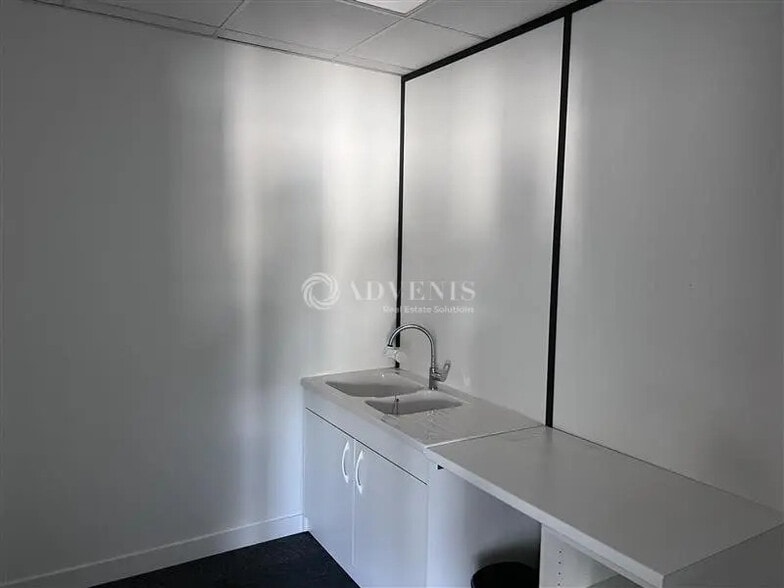 Office in Limas for lease - Interior Photo - Image 3 of 6