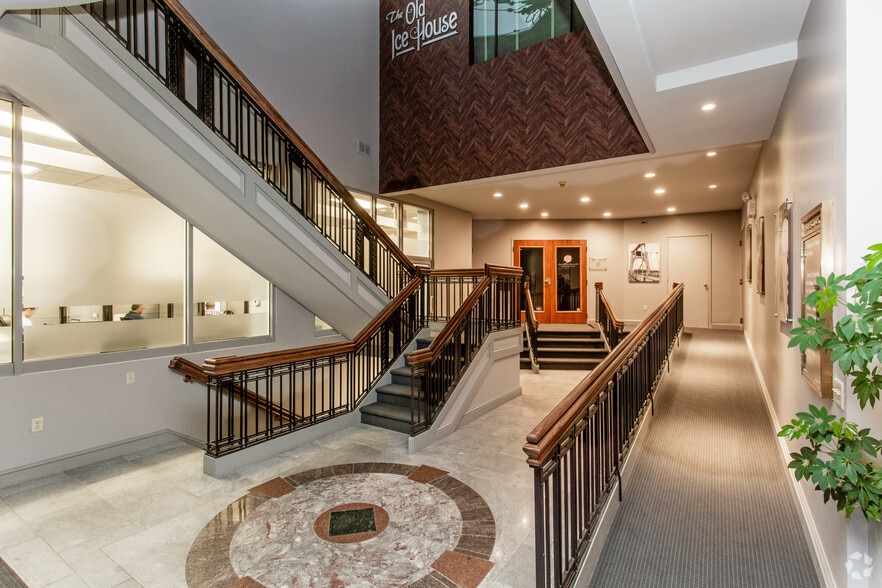 159 Perry Hwy, Pittsburgh, PA for lease - Lobby - Image 2 of 7