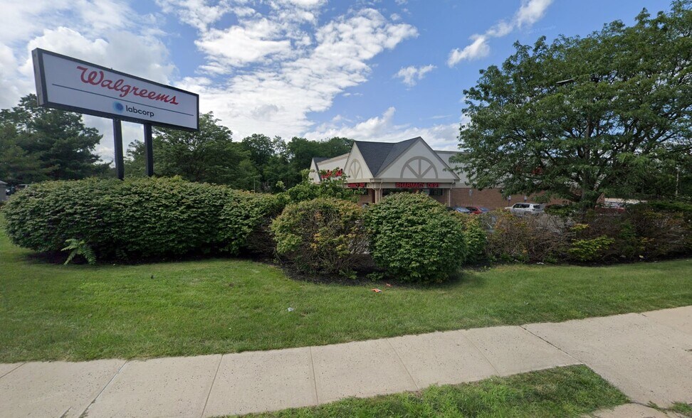 421 Ryders Ln, East Brunswick, NJ à vendre - Photo du bâtiment - Image 3 de 6