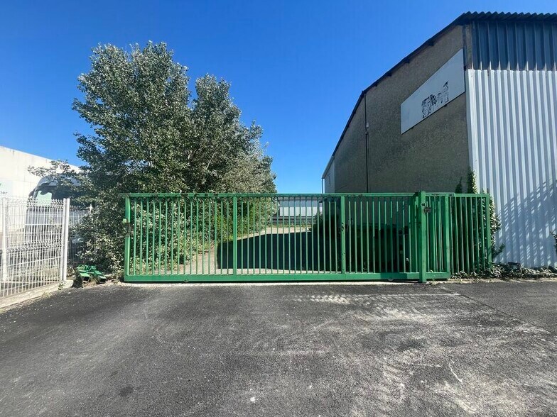 Local d'activités dans PLAN-D'ORGON à vendre - Photo du bâtiment - Image 2 de 11