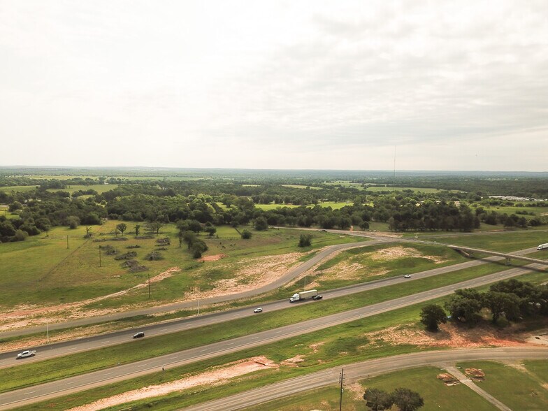 TBD 9.01 Acres IH 45 Feeder Road, Fairfield, TX à vendre - Photo du bâtiment - Image 2 de 22