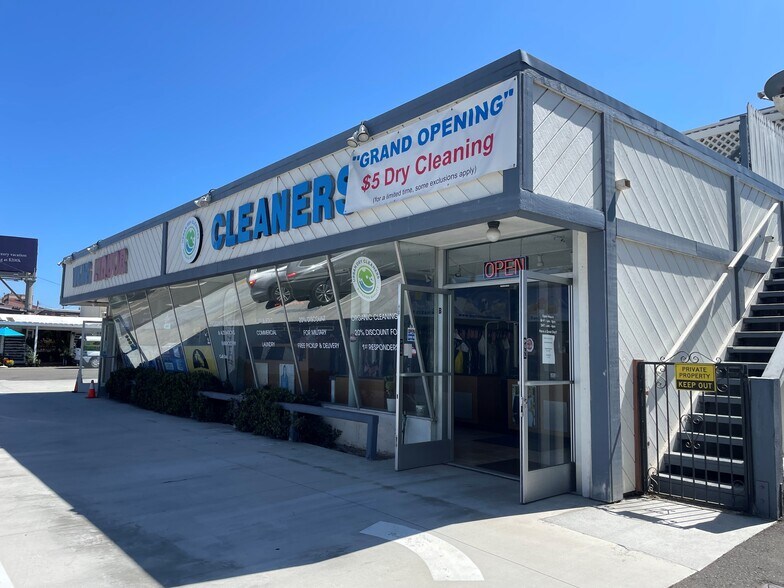 16431 Pacific Coast Hwy, Huntington Beach, CA à vendre - Photo du bâtiment - Image 2 de 9