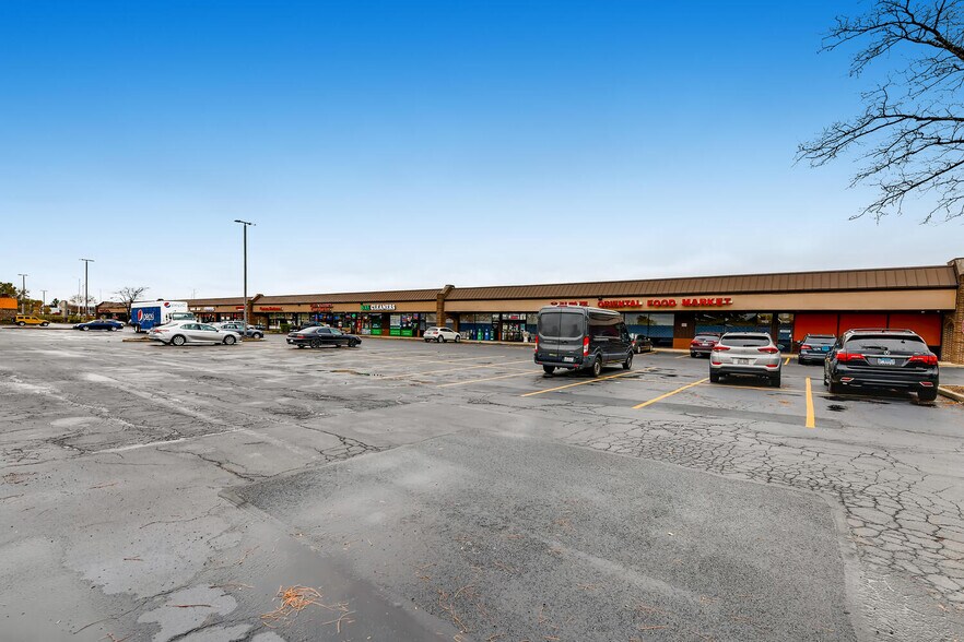 1049-1093 N Salem Dr, Schaumburg, IL à louer - Photo du bâtiment - Image 2 de 28