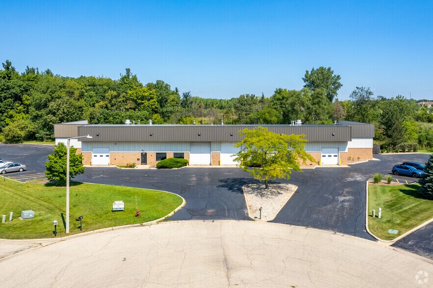 2200-2205 Tech Ct, Woodstock, IL à louer - Photo du bâtiment - Image 3 de 9