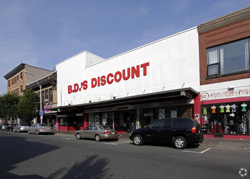 Broadway Street Retail Portfolio portfolio of 2 properties for sale on LoopNet.ca - Primary Photo - Image 2 of 2