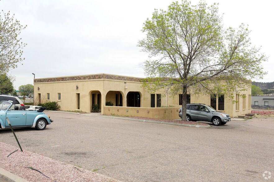 402 Garden Of The Gods Rd, Colorado Springs, CO for lease - Building Photo - Image 2 of 8