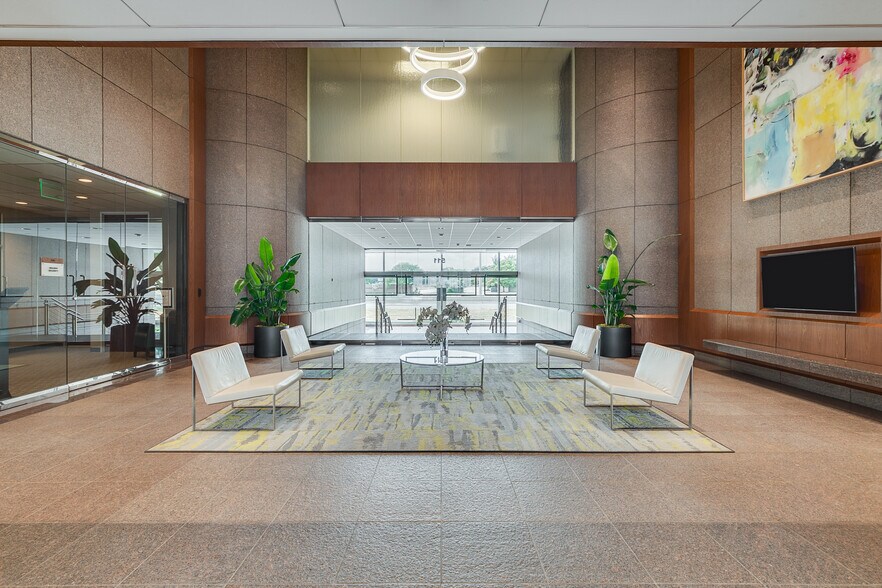 511 E John Carpenter Fwy, Irving, TX à louer - Hall d’entrée - Image 2 de 16