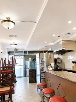 Plus de détails pour 1715 Cornelia St, Ridgewood, NY - Local d'activités à louer