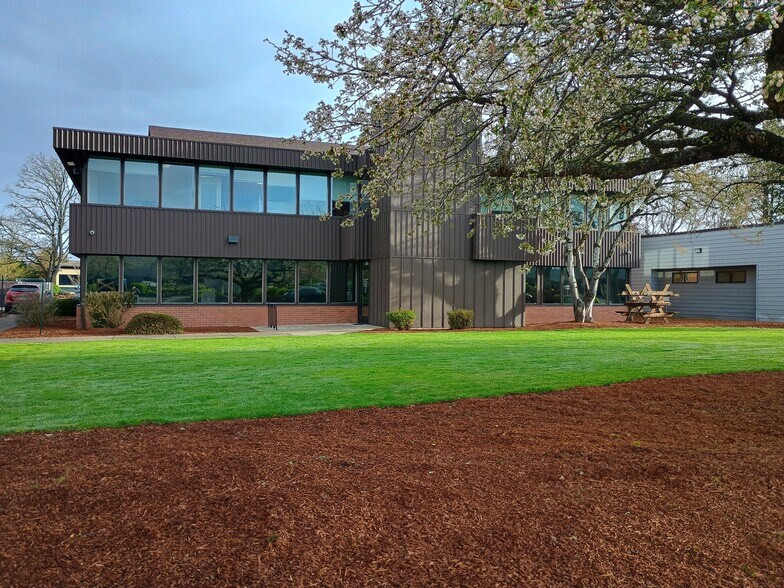 1090 Gateway Loop, Springfield, OR à louer - Photo du bâtiment - Image 3 de 5