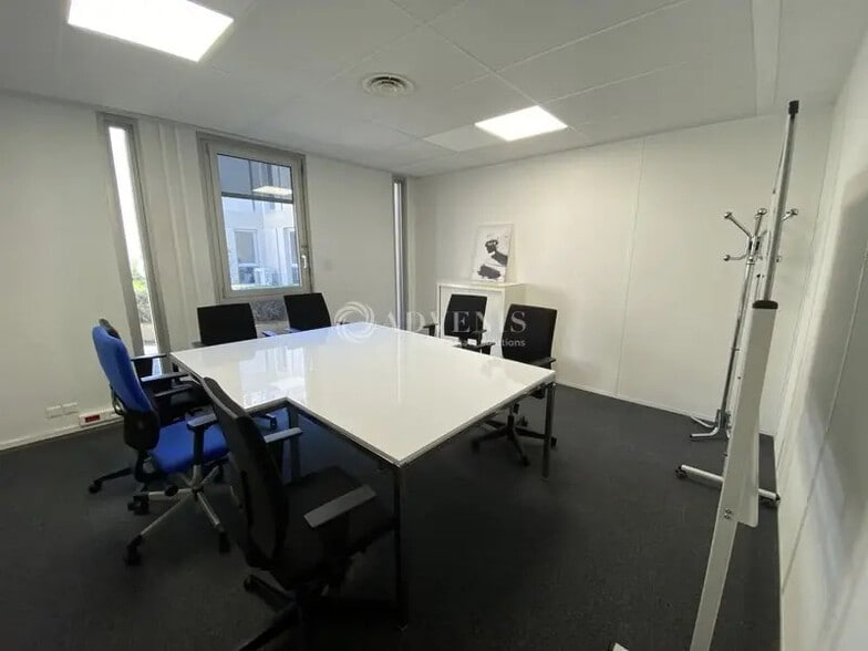 Office in Vélizy-Villacoublay for lease - Interior Photo - Image 2 of 7