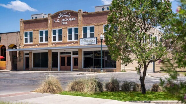More details for 211-215 E Hutchison St, San Marcos, TX - Retail for Lease