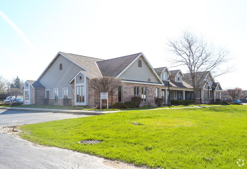 W176N9810 Rivercrest Dr, Germantown, WI for lease - Building Photo - Image 2 of 5