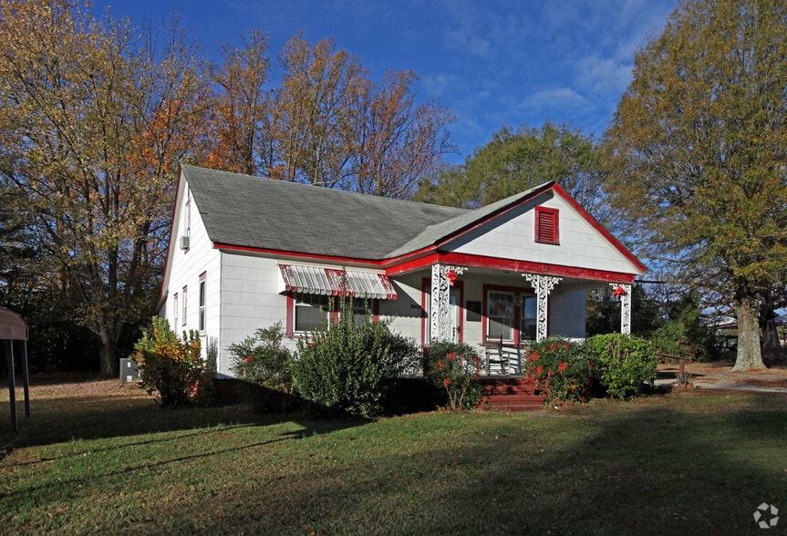 6429 Freedom Dr, Charlotte, NC à vendre - Photo principale - Image 1 de 5