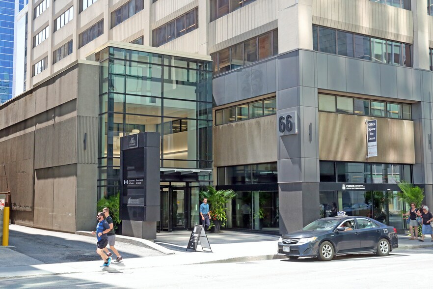 135 Laurier Av W, Ottawa, ON à louer - Photo du bâtiment - Image 2 de 7
