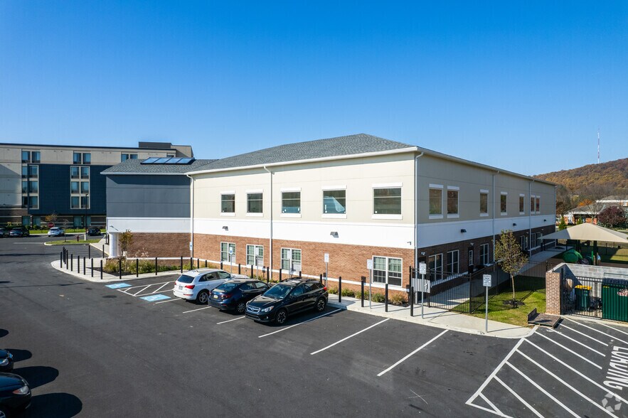 3790 West Dr, Center Valley, PA à louer - Photo du bâtiment - Image 2 de 4