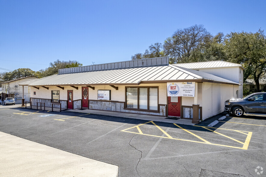 1111 N Walnut Ave, New Braunfels, TX for lease - Building Photo - Image 1 of 16