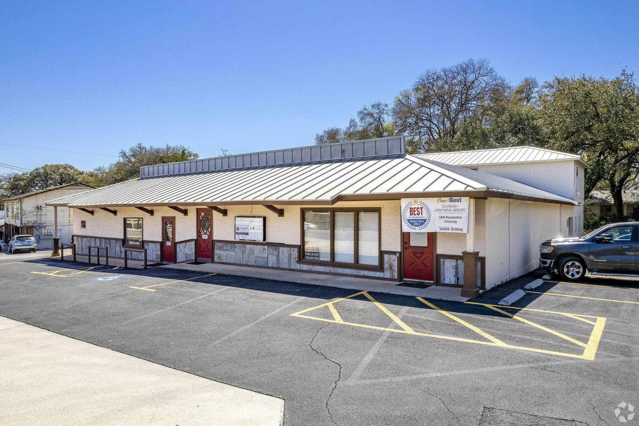 1111 N Walnut Ave, New Braunfels, TX for lease Building Photo- Image 1 of 17