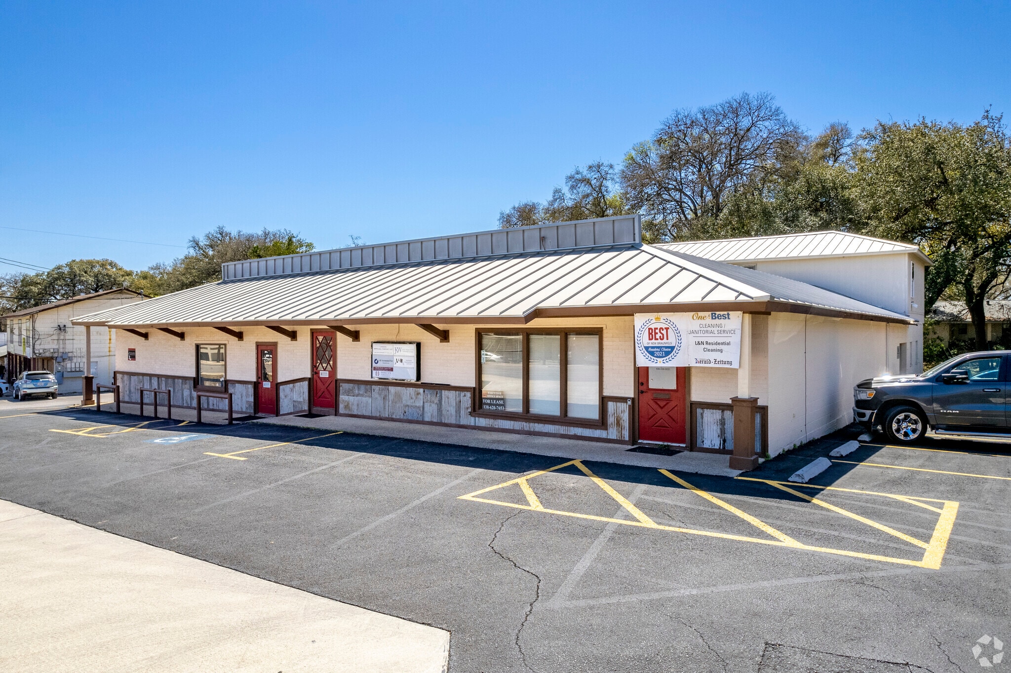 1111 N Walnut Ave, New Braunfels, TX for lease Primary Photo- Image 1 of 21