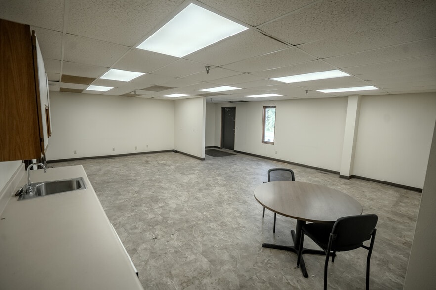 811 Pine St, Saint Croix Falls, WI for lease - Building Photo - Image 3 of 8