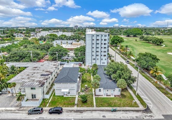Downtown Hollywood Gardens Inn & Suites portfolio of 2 properties for sale on LoopNet.ca - Building Photo - Image 2 of 10