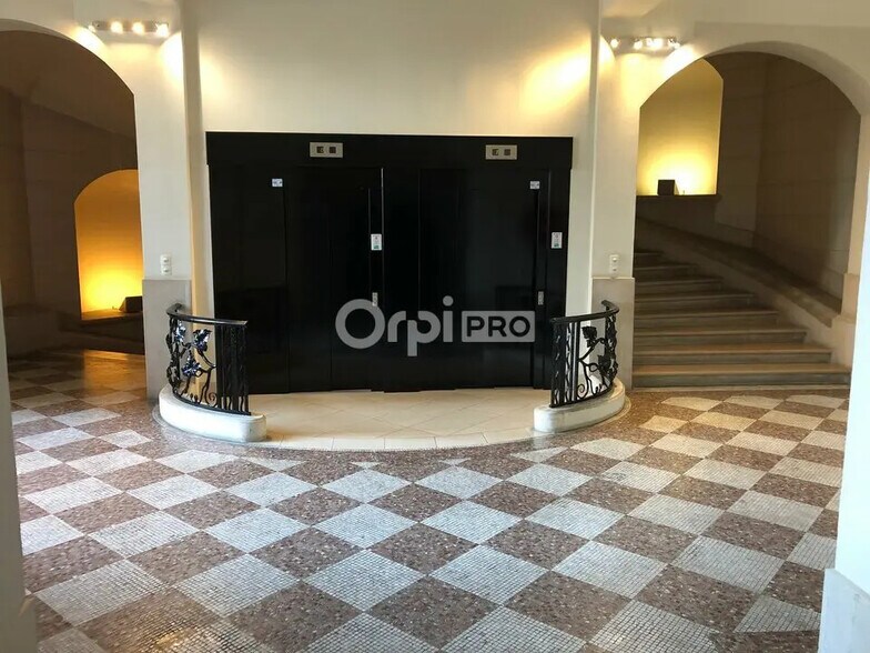 Office in Reims for lease - Lobby - Image 2 of 9