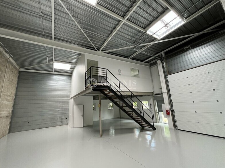 Flex in Plaisir for sale - Building Photo - Image 3 of 4