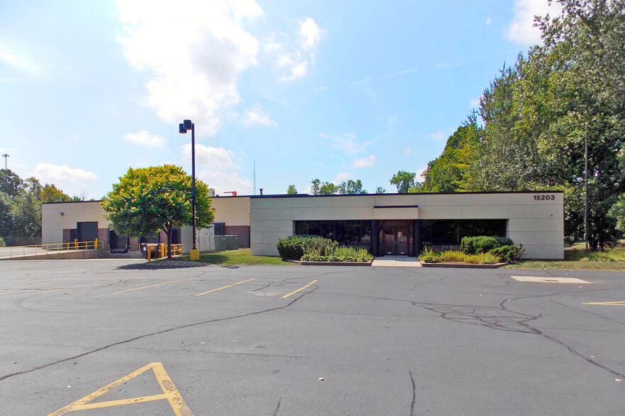 15203 S Commerce Dr, Dearborn, MI for lease - Building Photo - Image 2 of 9