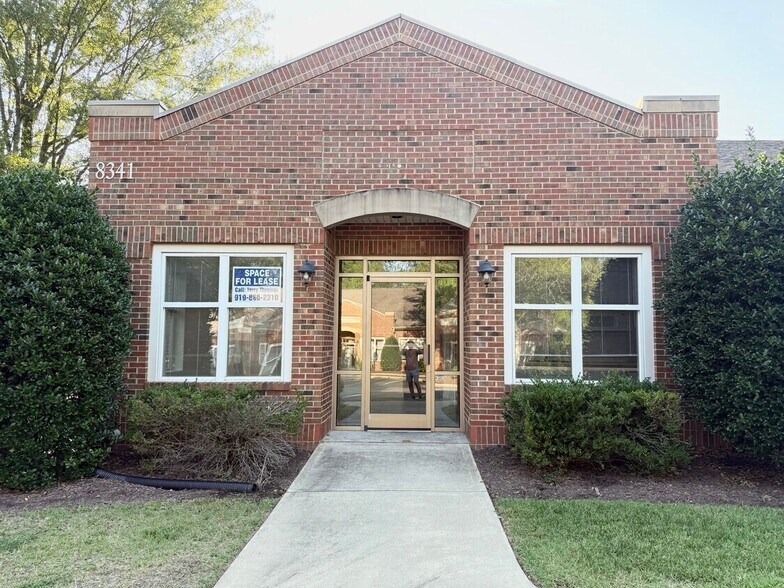 8341 Bandford Way, Raleigh, NC à louer - Photo du bâtiment - Image 1 de 3