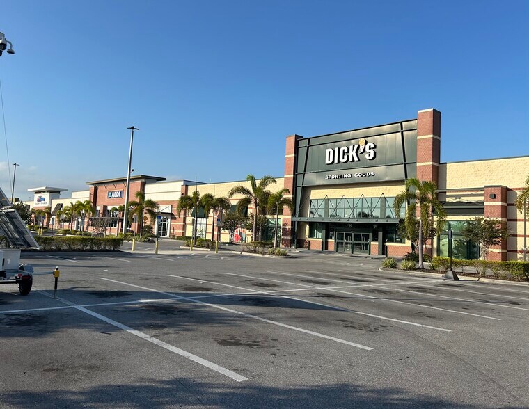 6901 22nd St N, Saint Petersburg, FL à louer - Photo du bâtiment - Image 2 de 5