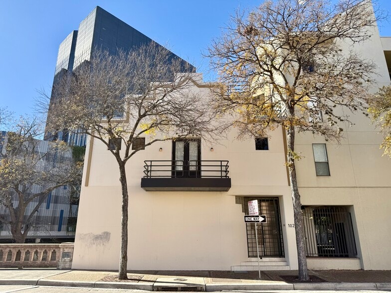 1020 Navarro St, San Antonio, TX for lease - Building Photo - Image 2 of 13