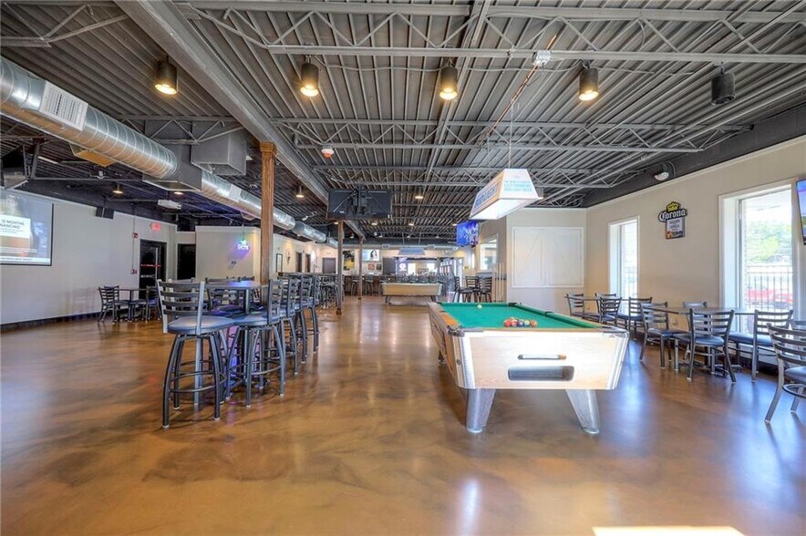 4545 N Brighton Ave, Kansas City, MO à vendre - Photo intérieure - Image 1 de 32