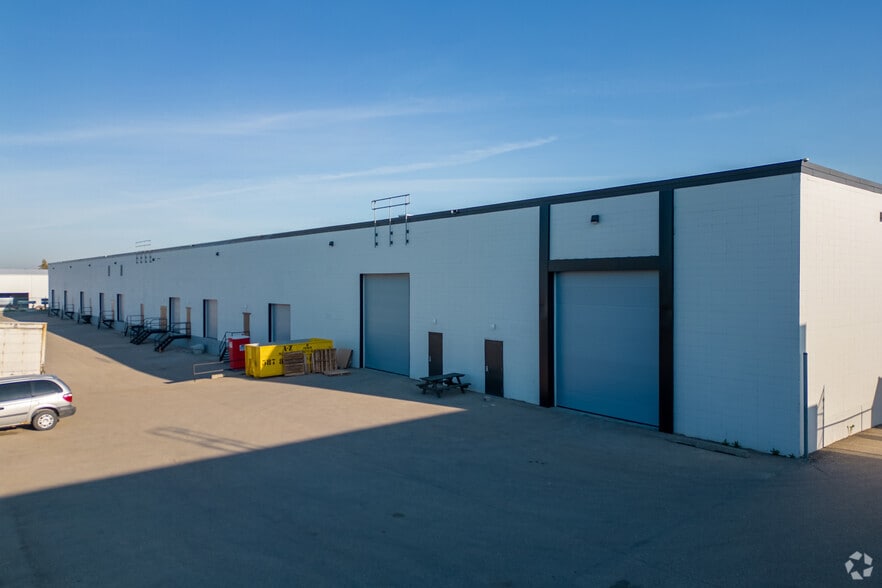 1215 38 Av NE, Calgary, AB for sale - Building Photo - Image 3 of 10