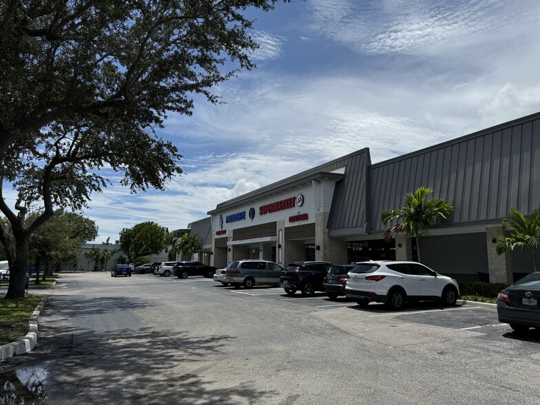 2501-2565 N Dixie Hwy, Lake Worth, FL à louer - Photo du bâtiment - Image 2 de 23