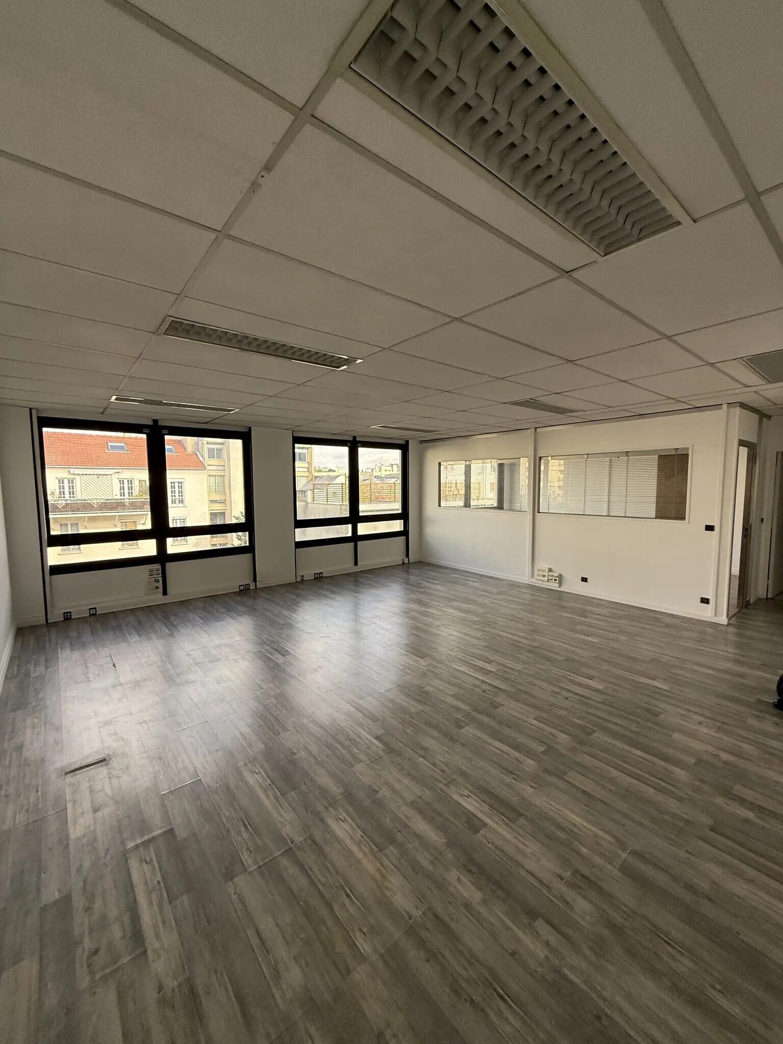 Office in Boulogne-Billancourt for lease Building Photo- Image 1 of 11