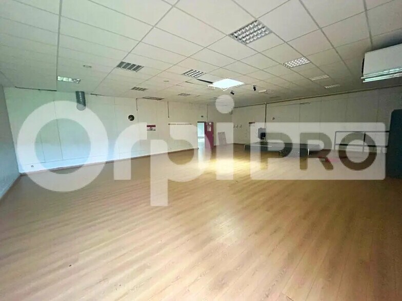 Local d'activités dans Varennes-sur-Seine à vendre - Photo du bâtiment - Image 2 de 6