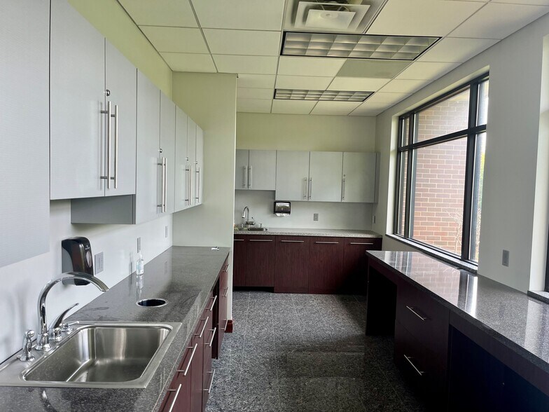 27750 Middlebelt Rd, Farmington Hills, MI à louer - Photo intérieure - Image 2 de 22