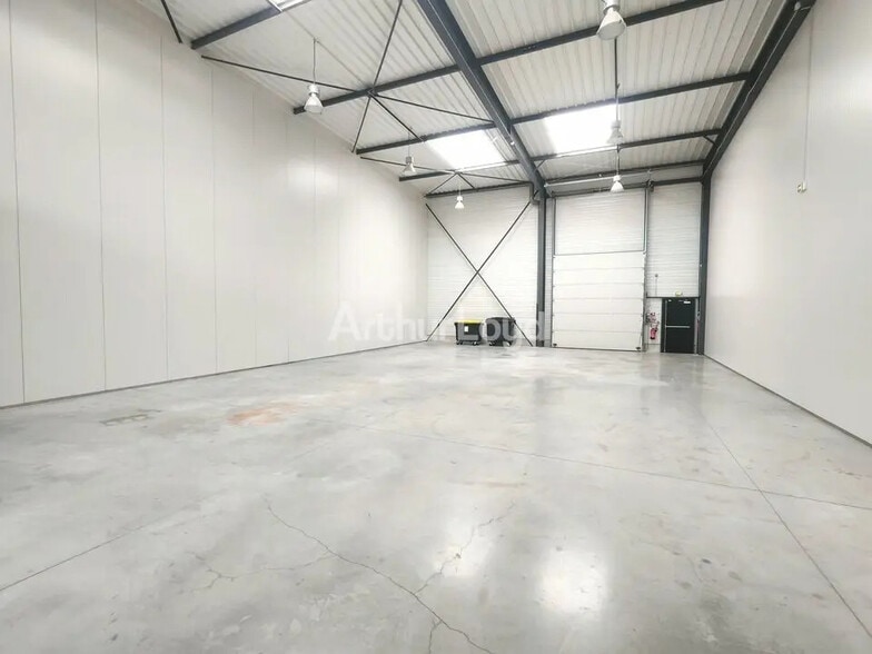 Flex in Reims for lease - Interior Photo - Image 3 of 7