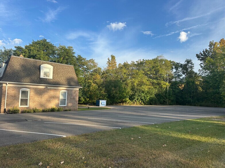 8437 Mayfield Rd, Chesterland, OH à louer - Photo du bâtiment - Image 2 de 8