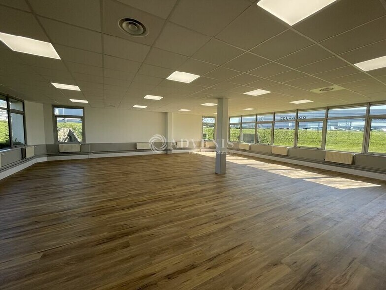 Office in Roissy-en-France for lease - Interior Photo - Image 1 of 9