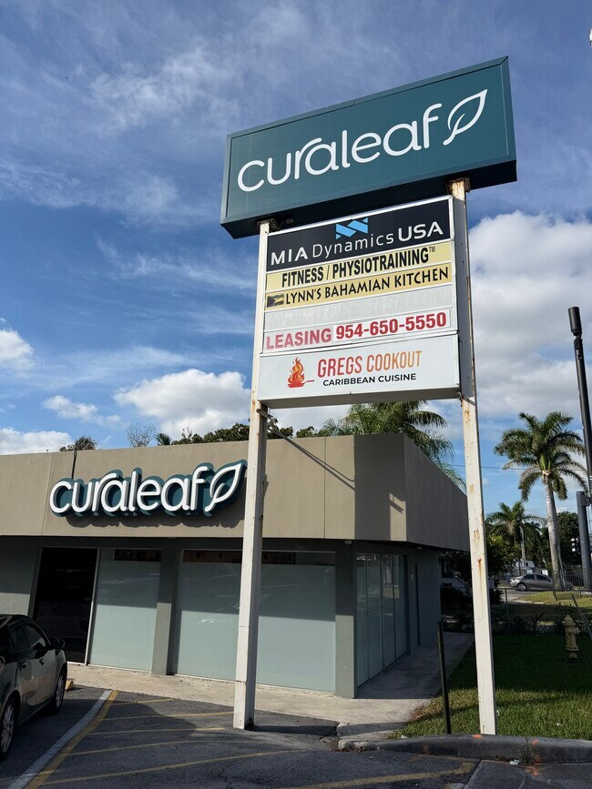 Plus de détails pour 2900 W Hallandale Beach Blvd, Hallandale, FL - Commerce de détail à louer