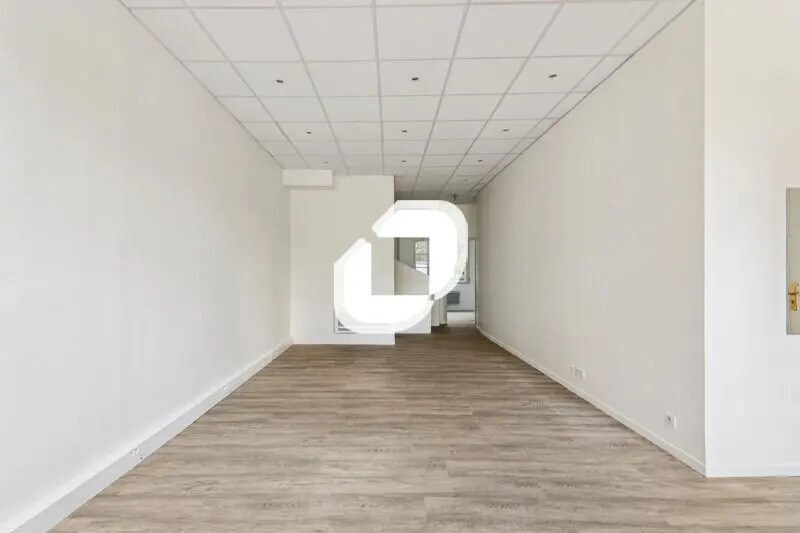 Office in Versailles for lease - Interior Photo - Image 2 of 14