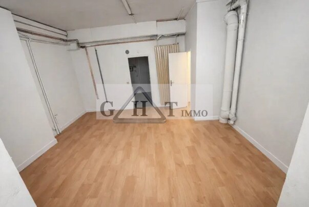 Retail in Paris for lease - Interior Photo - Image 3 of 3