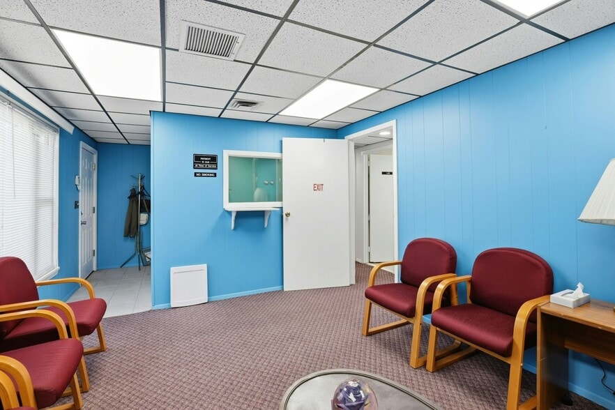 4169 Iris Pl, Bethpage, NY for sale - Building Photo - Image 3 of 24