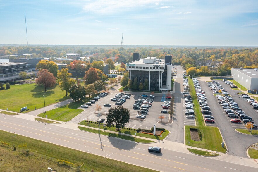 26711 Northwestern Hwy, Southfield, MI à vendre - Photo du bâtiment - Image 2 de 6