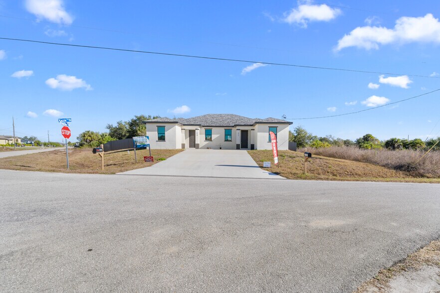 2418 Xelda Ave N, Lehigh Acres, FL à vendre - Photo du bâtiment - Image 3 de 47